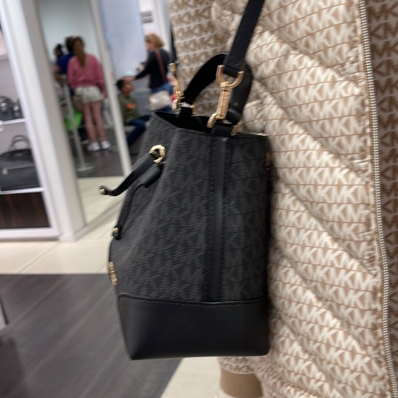 MICHAEL KORS 35F2GM9M1B MERCER SMALL BUCKET DRAWSTRING CROSSBODY IN BLACK - Picture 4 of 16